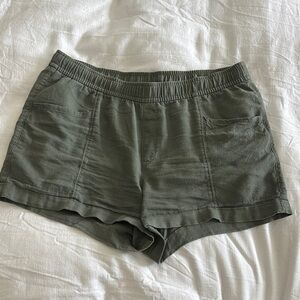 Old Navy Women's Linen Shorts in Olive